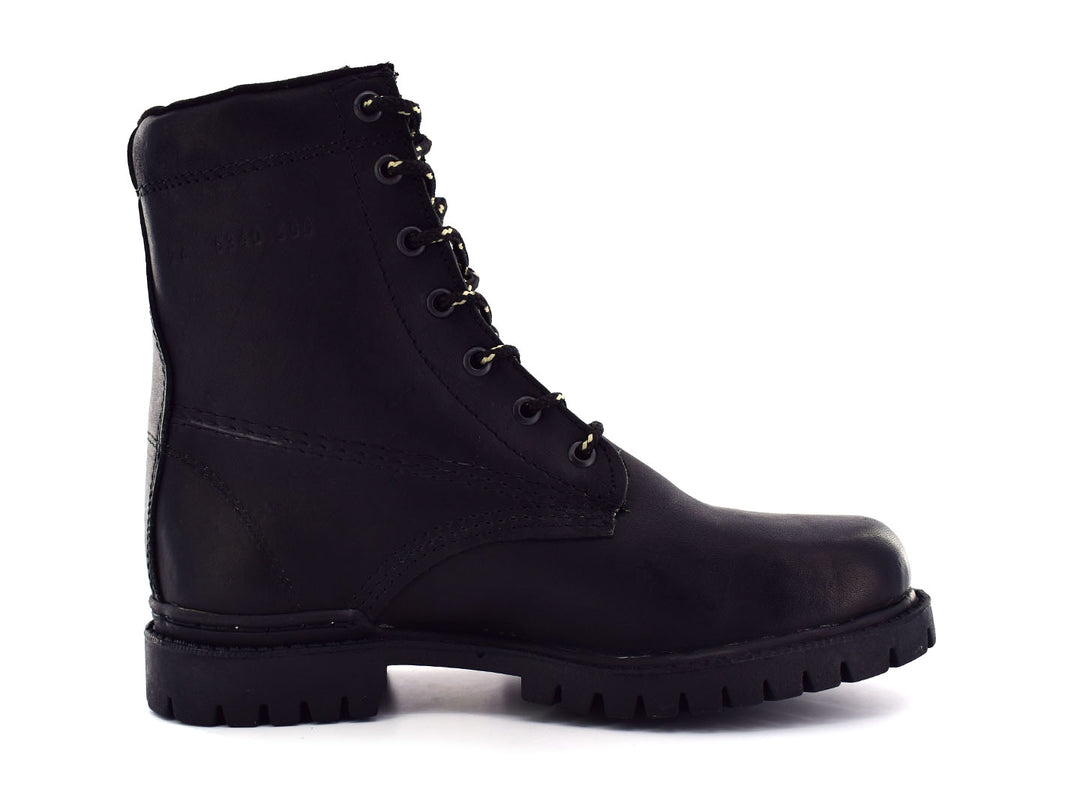 Botas negras de caña media con cordones y suela dentada sobre fondo blanco.