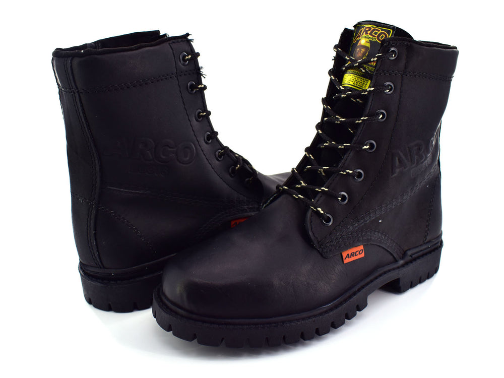 Botas negras de caña media con cordones y suela dentada sobre fondo blanco.