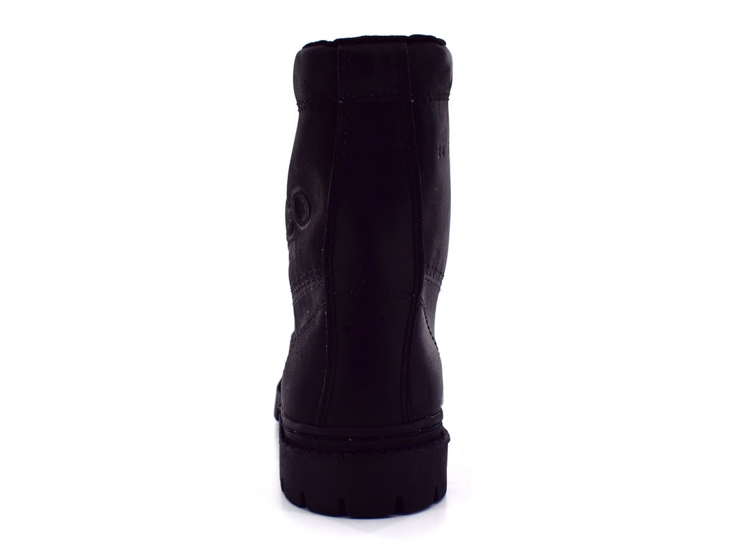 Botas negras de caña media con cordones y suela dentada sobre fondo blanco.