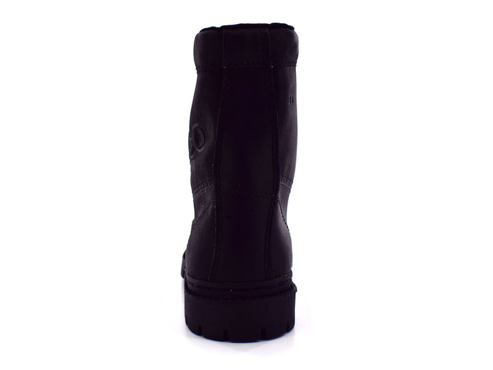 Botas negras de caña media con cordones y suela dentada sobre fondo blanco.