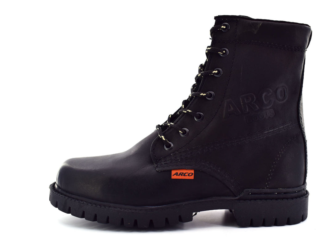 Botas negras de caña media con cordones y suela dentada sobre fondo blanco.