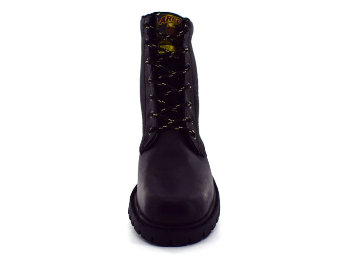 Botas negras de caña media con cordones y suela dentada sobre fondo blanco.