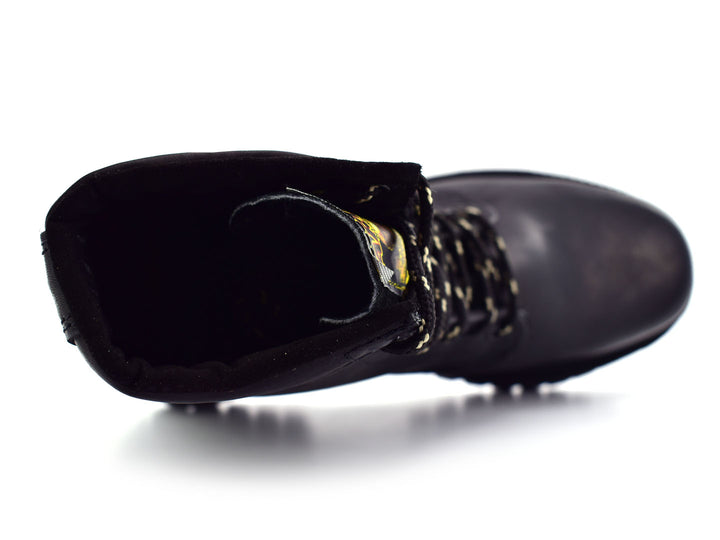 Botas negras de caña media con cordones y suela dentada sobre fondo blanco.
