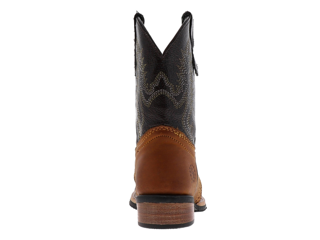 Botas vaqueras para niño en color miel y café oscuro con detalles bordados en el tubo.