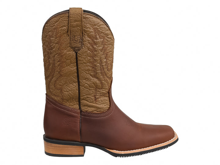 Bota vaquera para niño en color marrón con tubo beige bordado y suela resistente.