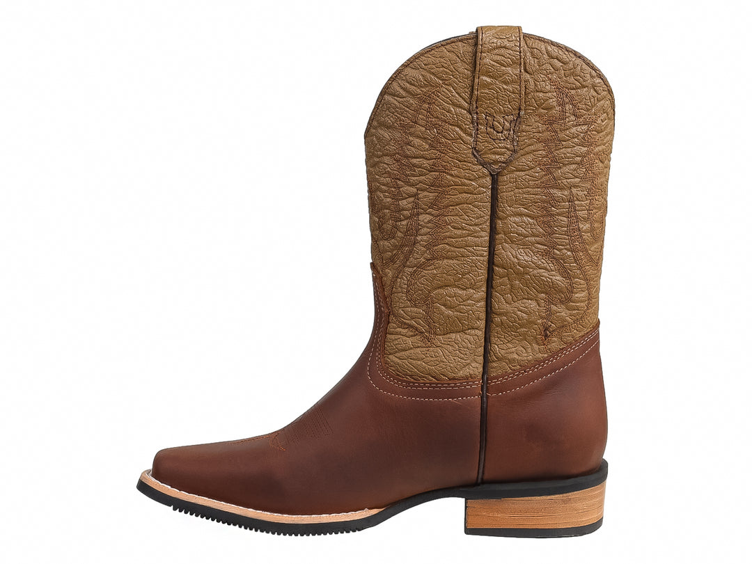 Bota vaquera para niño en color marrón con tubo beige bordado y suela resistente.