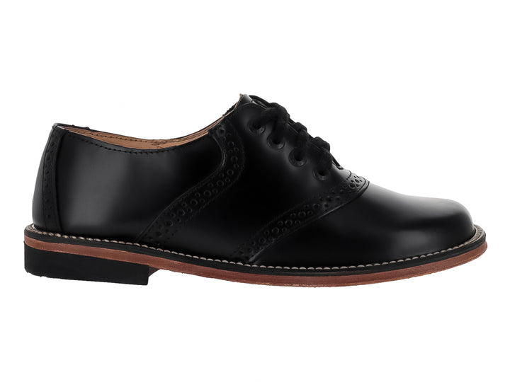 Zapato formal negro de cuero para niño con detalles perforados y suela color café.