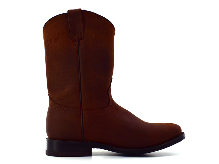 Bota estilo vaquero en color café mate con suela negra, vista lateral sobre fondo blanco.