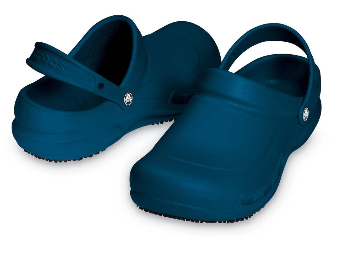Par de zuecos Crocs Bistro color azul marino para hombre con correa trasera.
