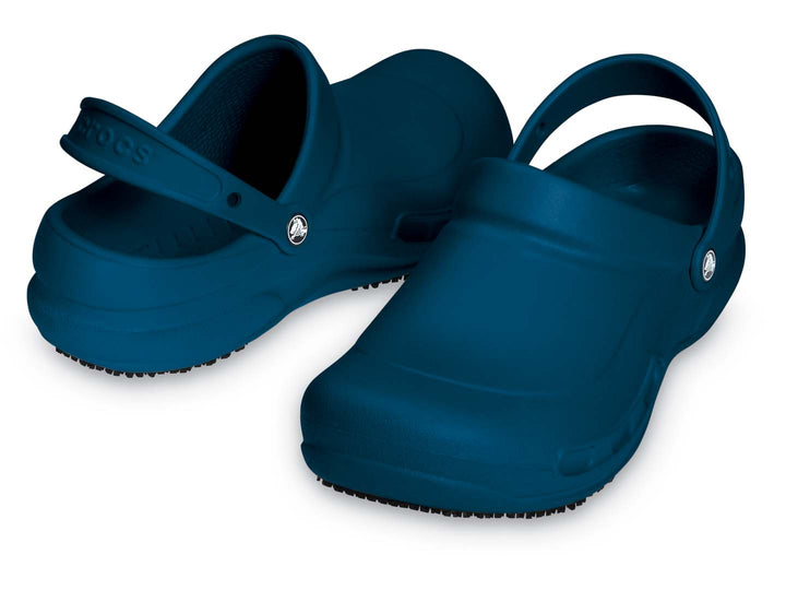 Par de zuecos Crocs Bistro color azul marino para hombre con correa trasera.