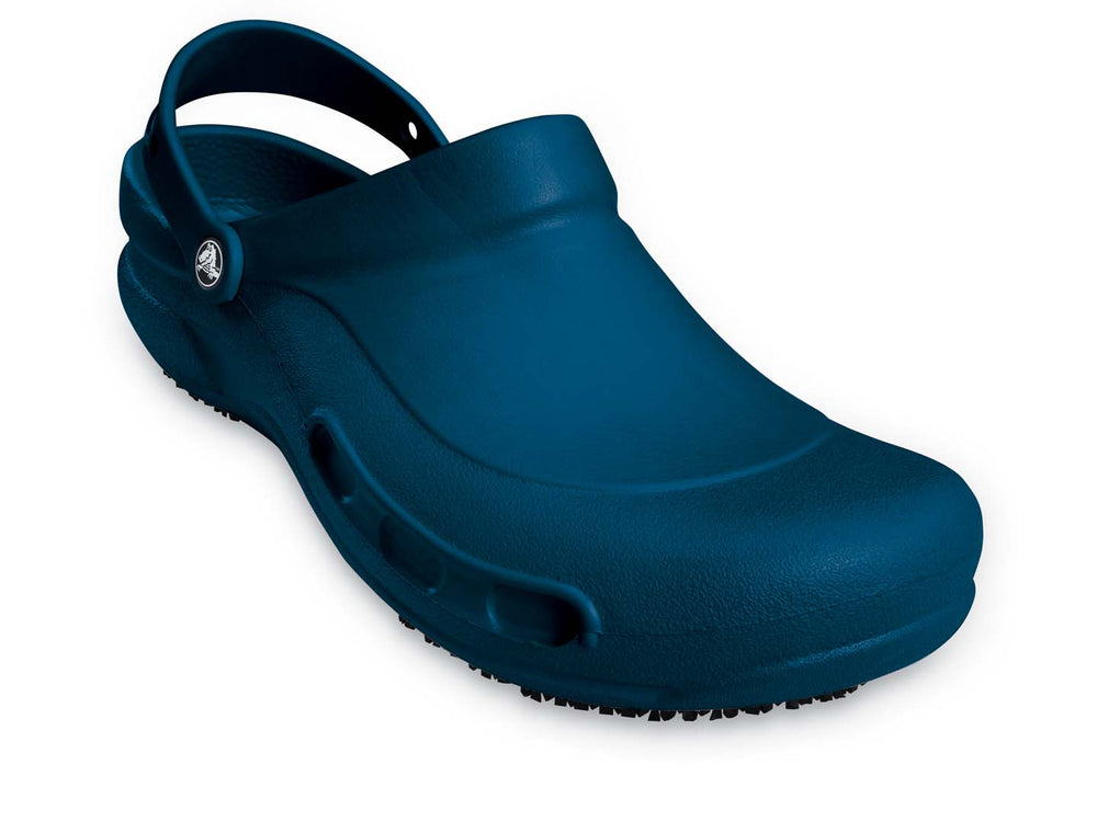 Par de zuecos Crocs Bistro color azul marino para hombre con correa trasera.