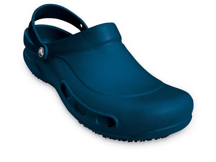 Par de zuecos Crocs Bistro color azul marino para hombre con correa trasera.