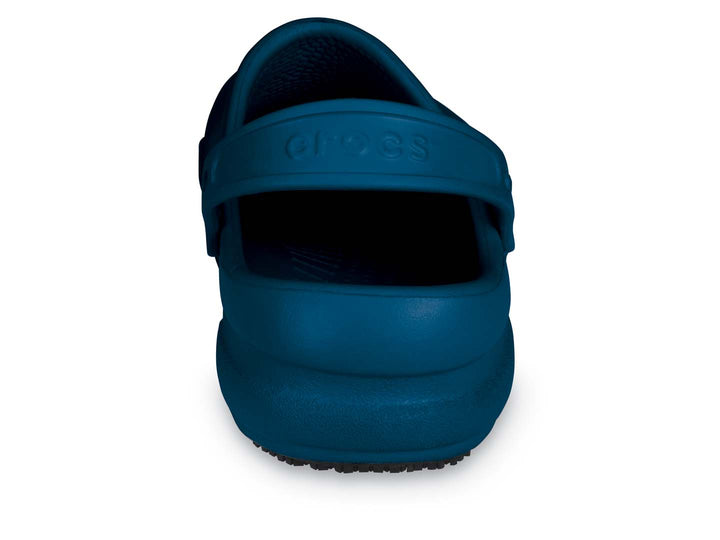 Par de zuecos Crocs Bistro color azul marino para hombre con correa trasera.