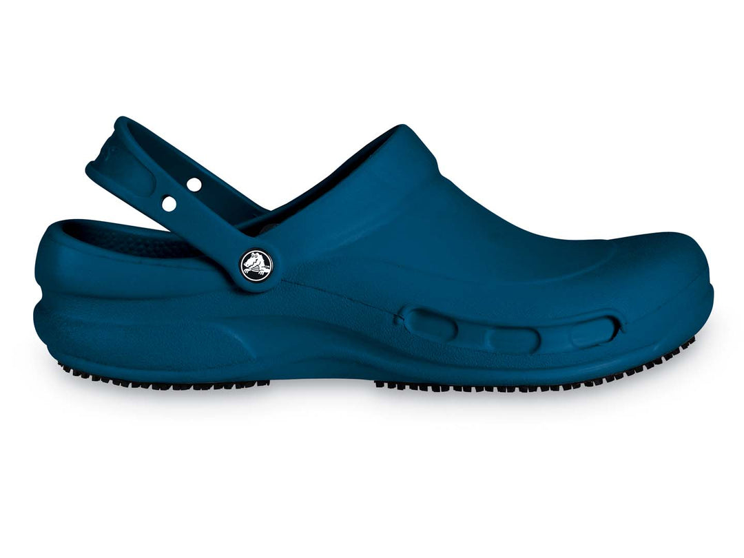 Par de zuecos Crocs Bistro color azul marino para hombre con correa trasera.