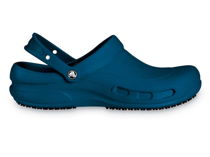 Par de zuecos Crocs Bistro color azul marino para hombre con correa trasera.