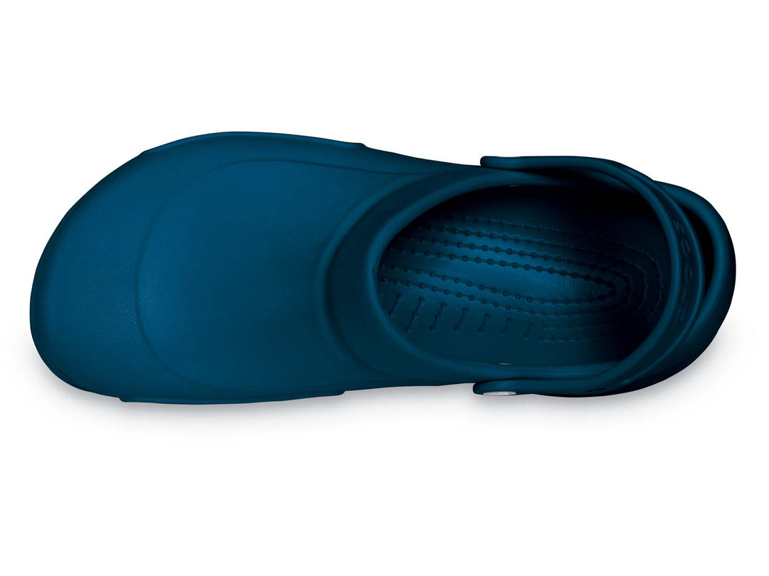 Par de zuecos Crocs Bistro color azul marino para hombre con correa trasera.