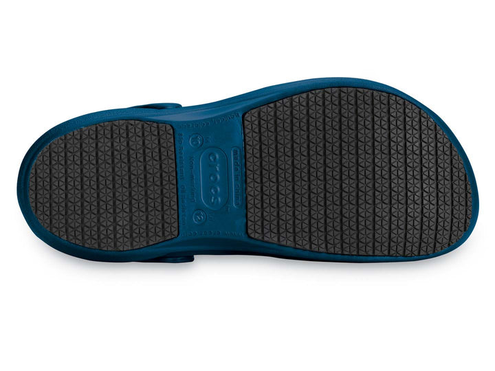 Par de zuecos Crocs Bistro color azul marino para hombre con correa trasera.