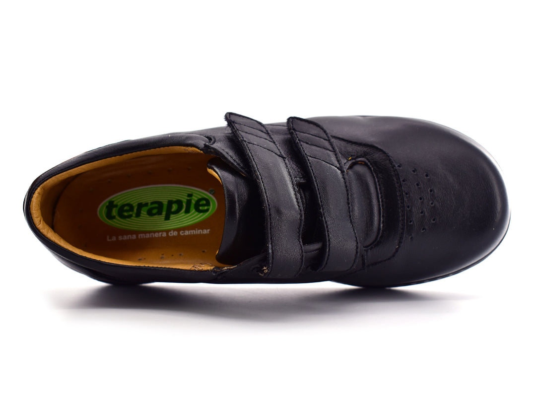 Par de zapatos terapéuticos color negro para hombre con cierre de doble correa de velcro y suela plana.