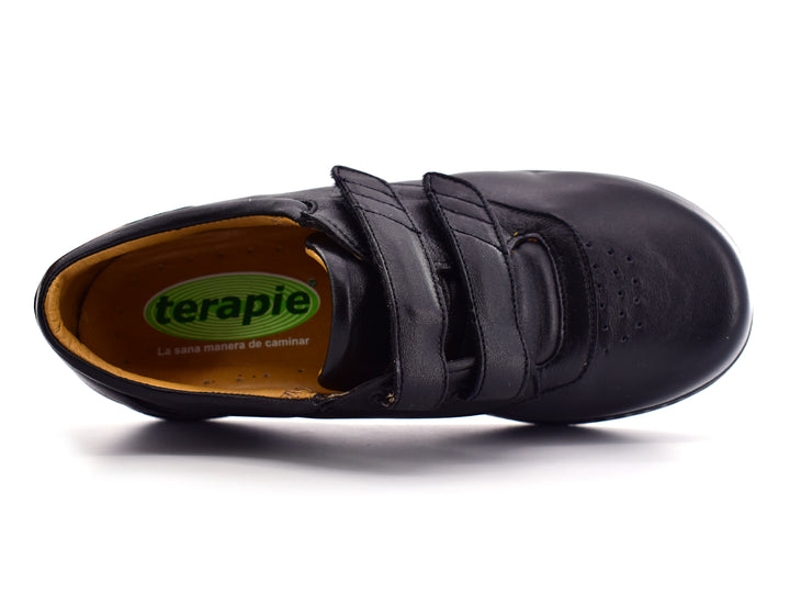 Par de zapatos terapéuticos color negro para hombre con cierre de doble correa de velcro y suela plana.