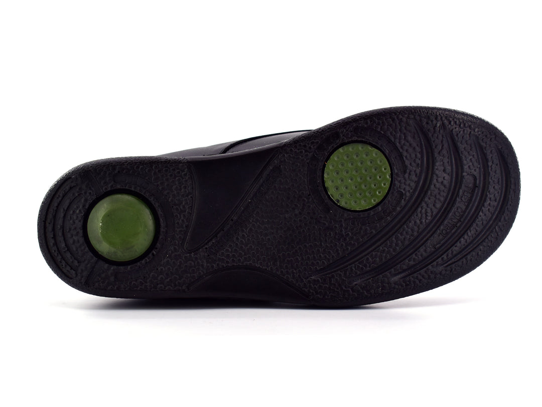Par de zapatos terapéuticos color negro para hombre con cierre de doble correa de velcro y suela plana.