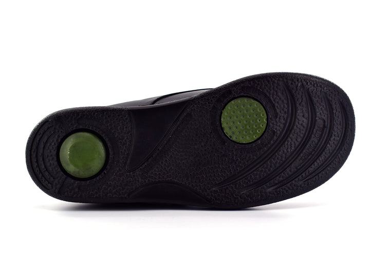 Par de zapatos terapéuticos color negro para hombre con cierre de doble correa de velcro y suela plana.