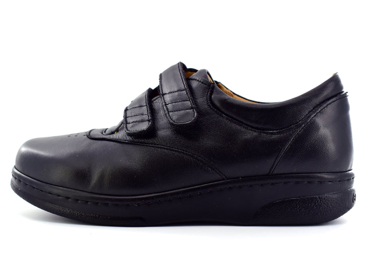 Par de zapatos terapéuticos color negro para hombre con cierre de doble correa de velcro y suela plana.