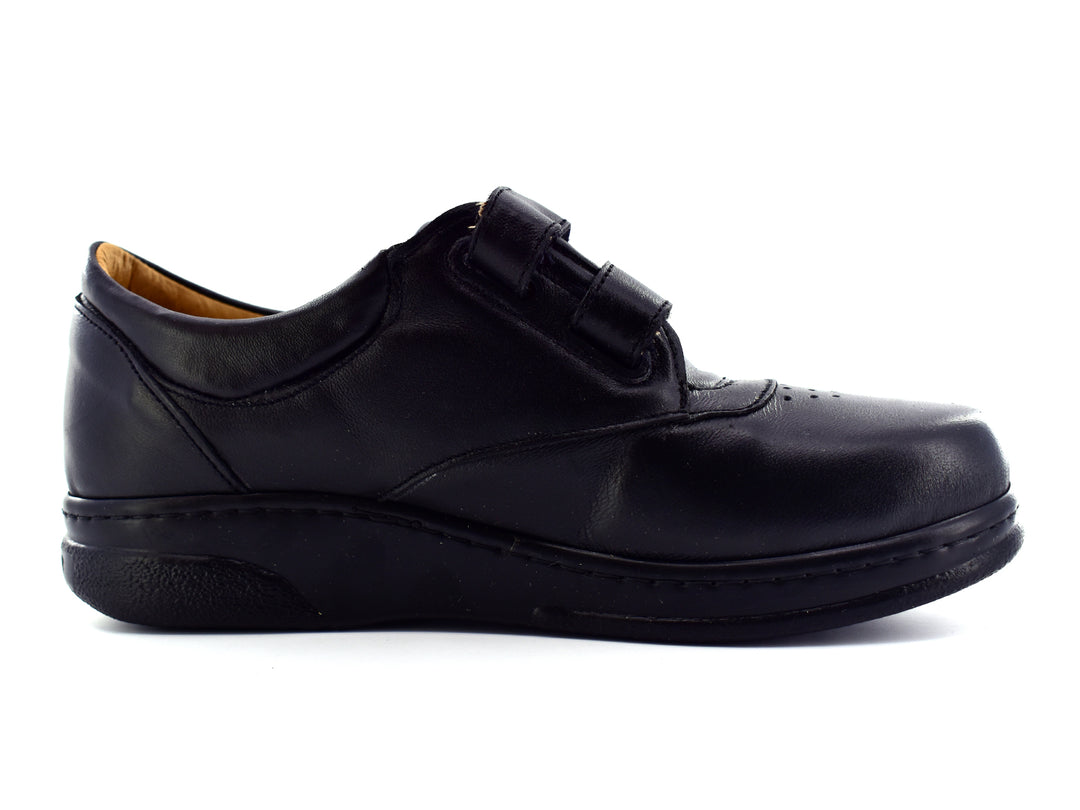 Par de zapatos terapéuticos color negro para hombre con cierre de doble correa de velcro y suela plana.