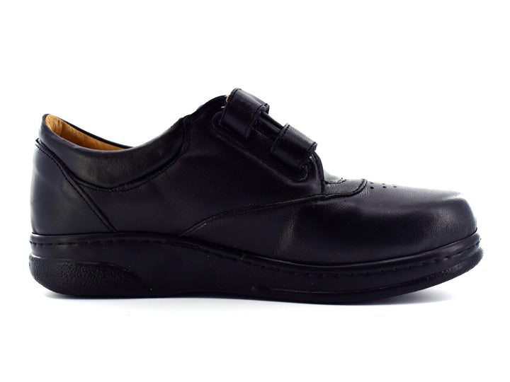 Par de zapatos terapéuticos color negro para hombre con cierre de doble correa de velcro y suela plana.