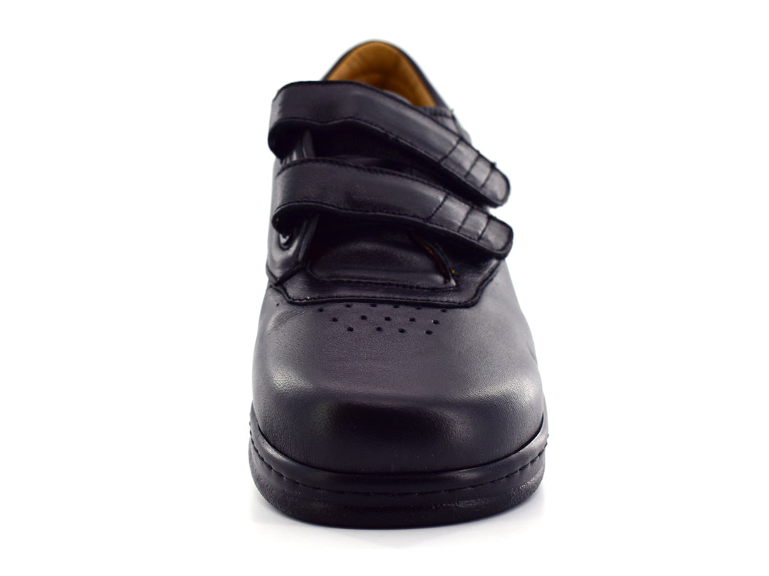 Par de zapatos terapéuticos color negro para hombre con cierre de doble correa de velcro y suela plana.