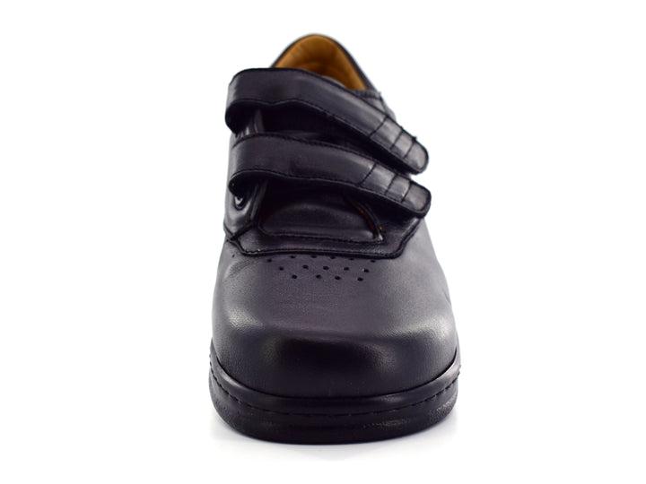 Par de zapatos terapéuticos color negro para hombre con cierre de doble correa de velcro y suela plana.