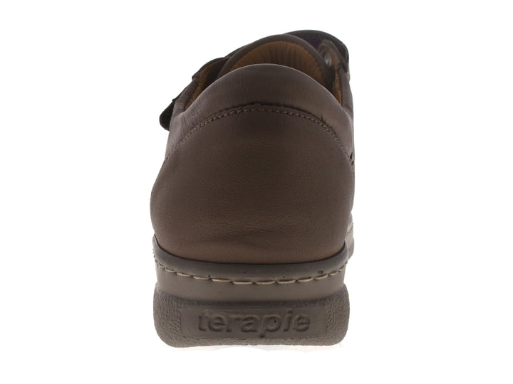 Par de zapatos planos color taupe con cierre de velcro y costuras blancas decorativas.