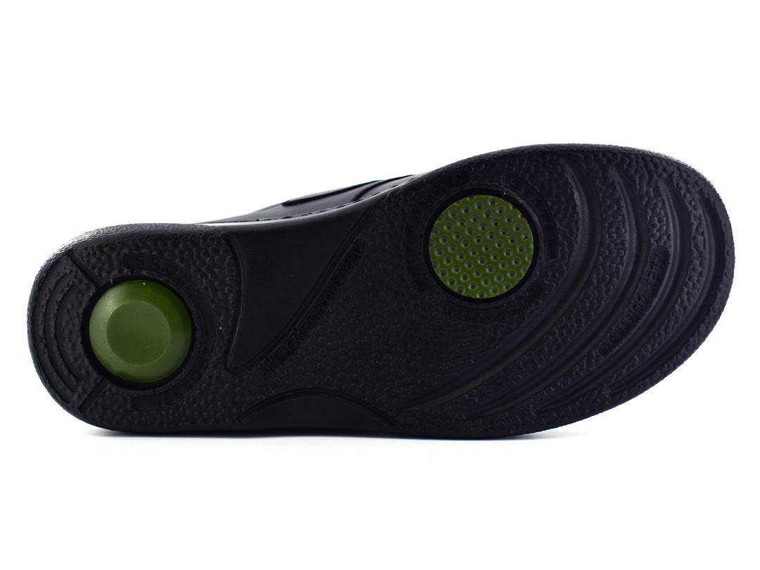 Par de zapatos negros para Niño con correa de velcro y acabado liso.