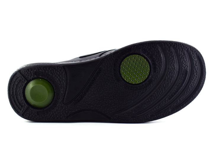 Par de zapatos negros para Niño con correa de velcro y acabado liso.