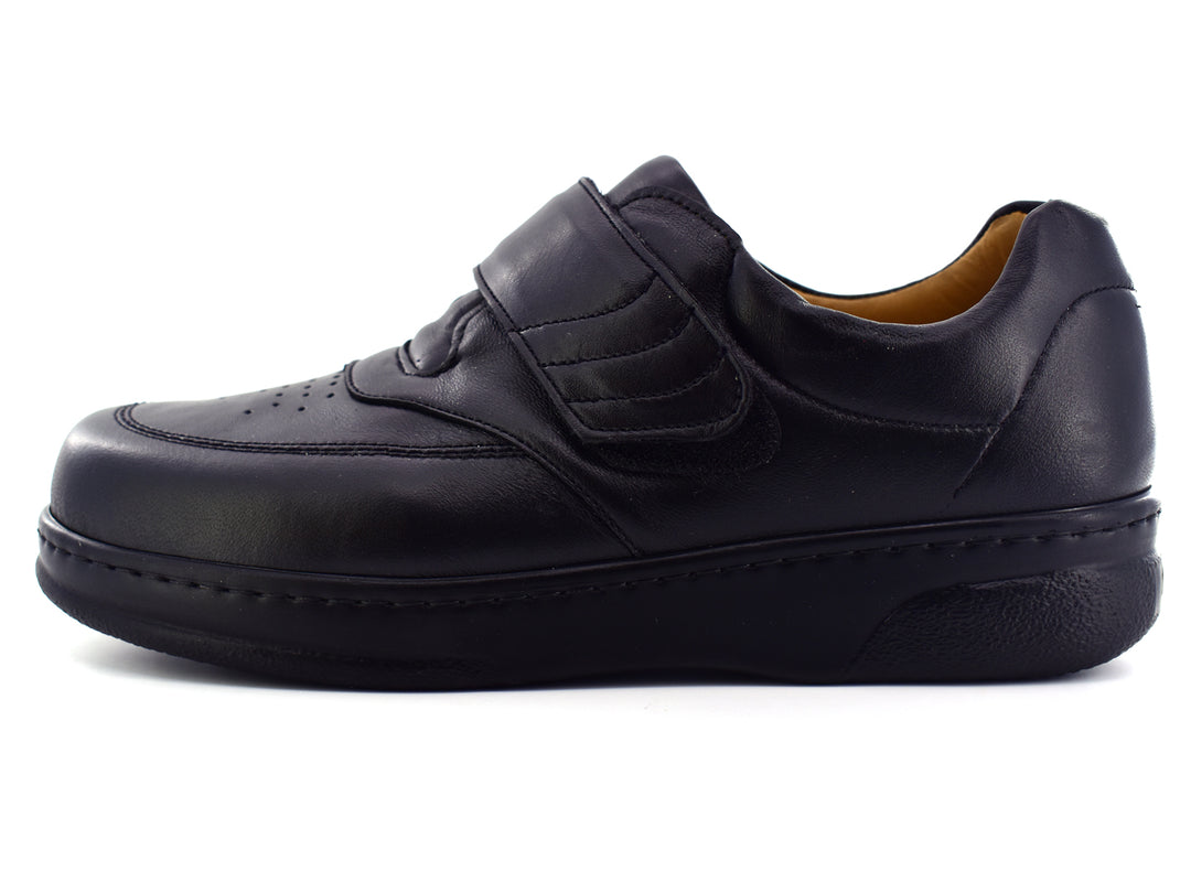 Par de zapatos negros para Niño con correa de velcro y acabado liso.