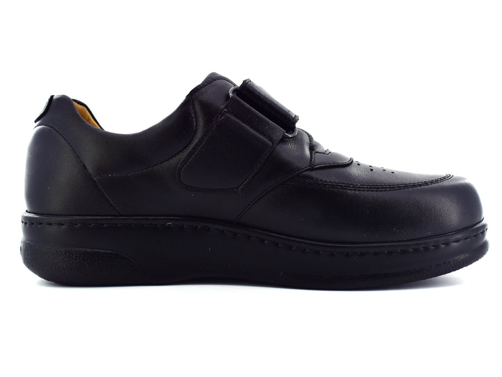 Par de zapatos negros para Niño con correa de velcro y acabado liso.