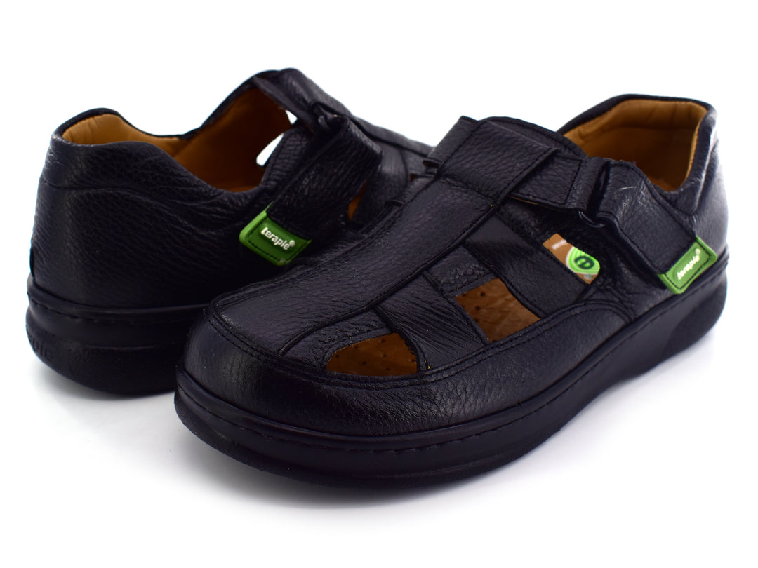 Par de sandalias negras de cuero para niño con correas y perforaciones laterales.