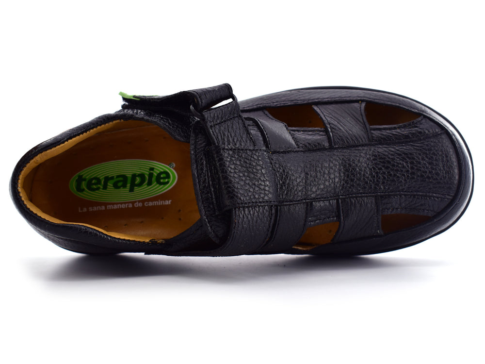 Par de sandalias negras de cuero para niño con correas y perforaciones laterales.