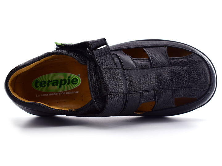 Par de sandalias negras de cuero para niño con correas y perforaciones laterales.
