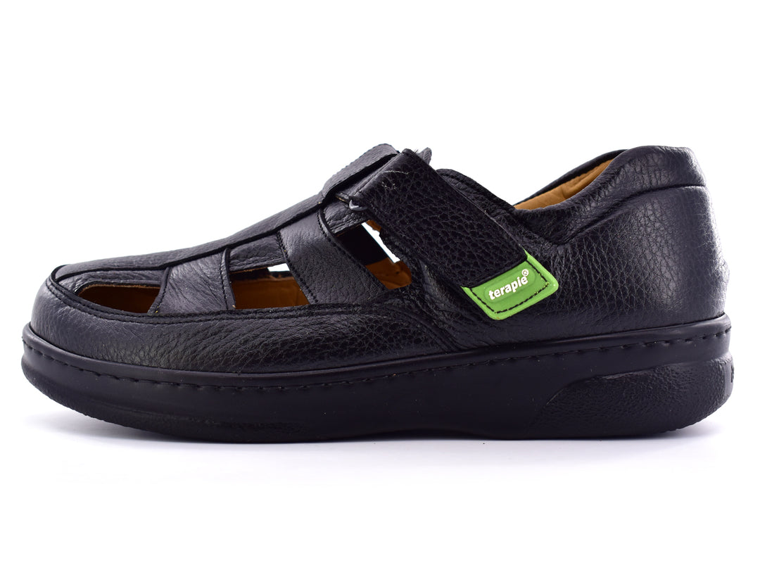 Par de sandalias negras de cuero para niño con correas y perforaciones laterales.