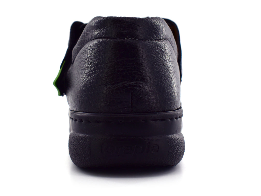 Par de sandalias negras de cuero para niño con correas y perforaciones laterales.