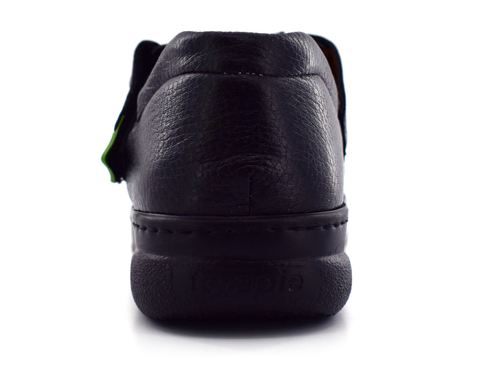 Par de sandalias negras de cuero para niño con correas y perforaciones laterales.