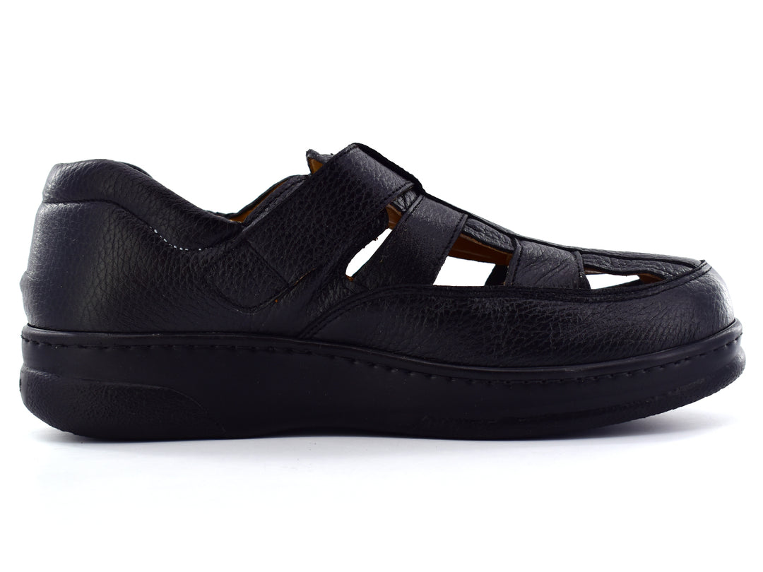 Par de sandalias negras de cuero para niño con correas y perforaciones laterales.