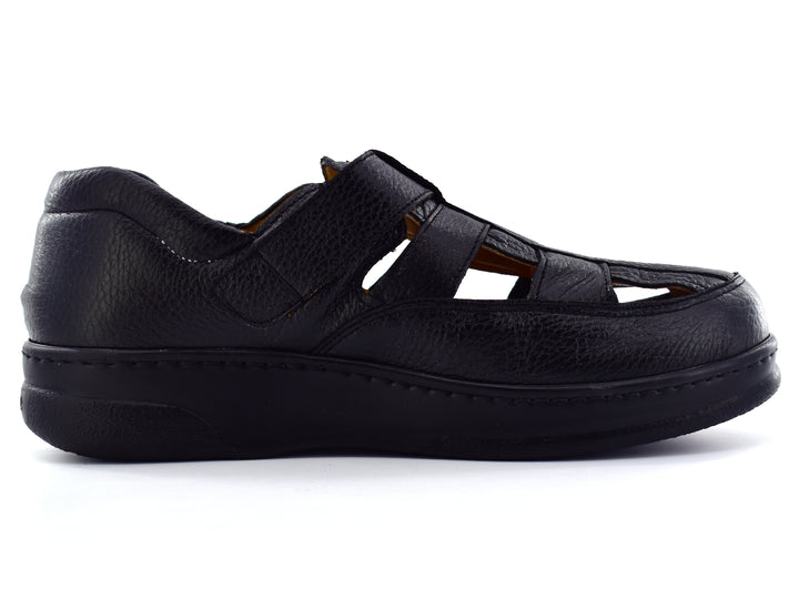 Par de sandalias negras de cuero para niño con correas y perforaciones laterales.