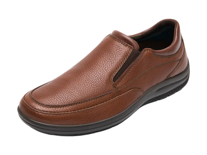 Zapato casual Flexi color tan de cuero con suela negra y diseño sin cordones para hombre.