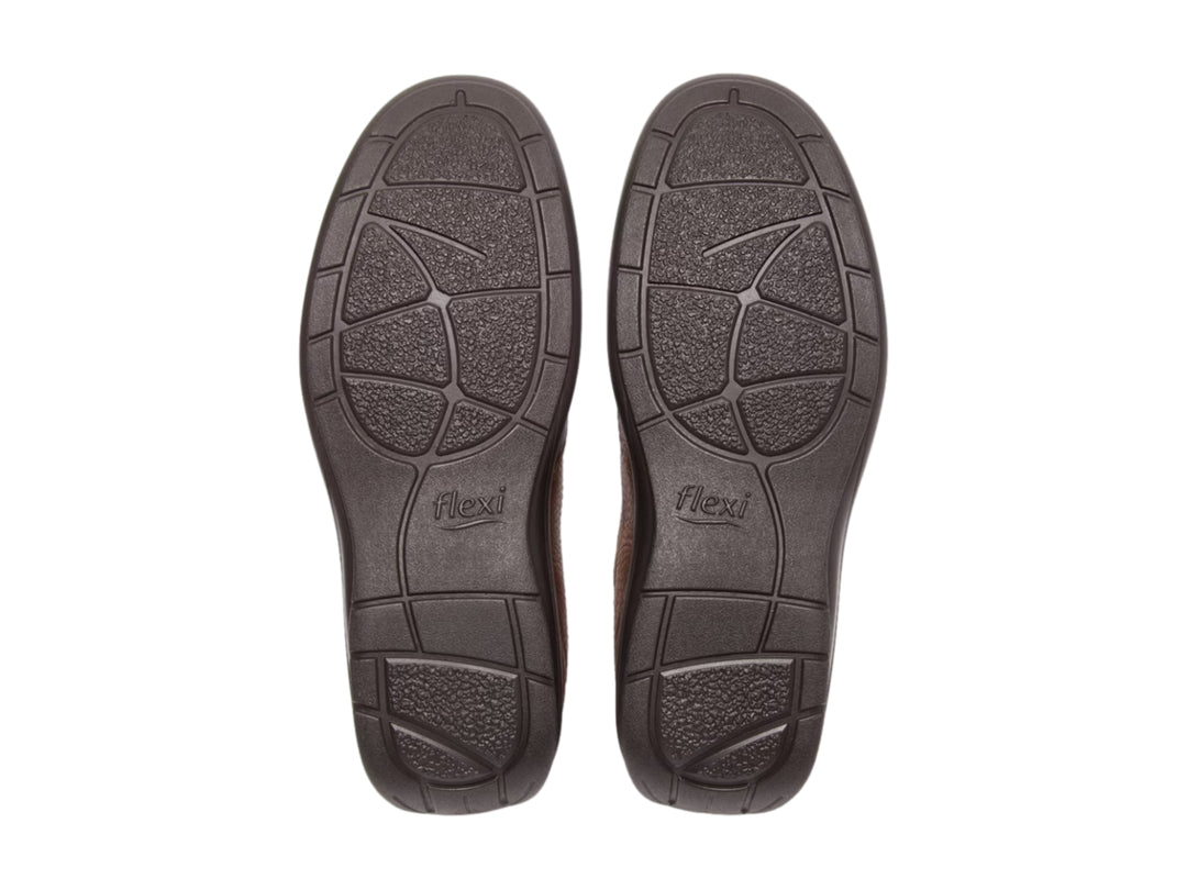 Zapato casual Flexi color tan de cuero con suela negra y diseño sin cordones para hombre.
