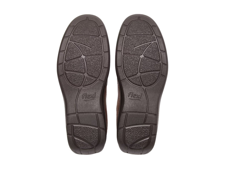 Zapato casual Flexi color tan de cuero con suela negra y diseño sin cordones para hombre.