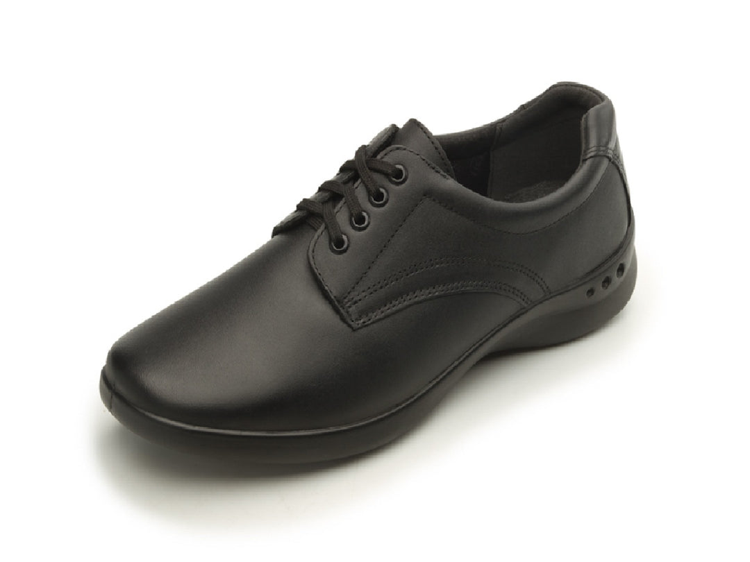 Zapato plano de cuero color negro con cordones para mujer.