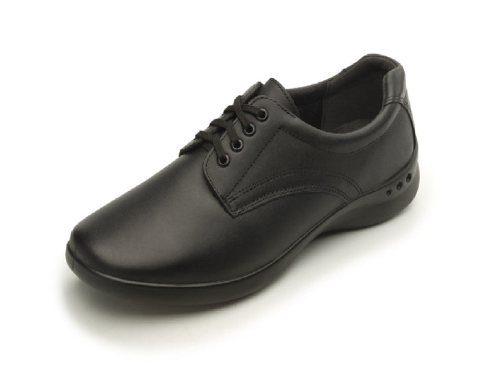 Zapato plano de cuero color negro con cordones para mujer.