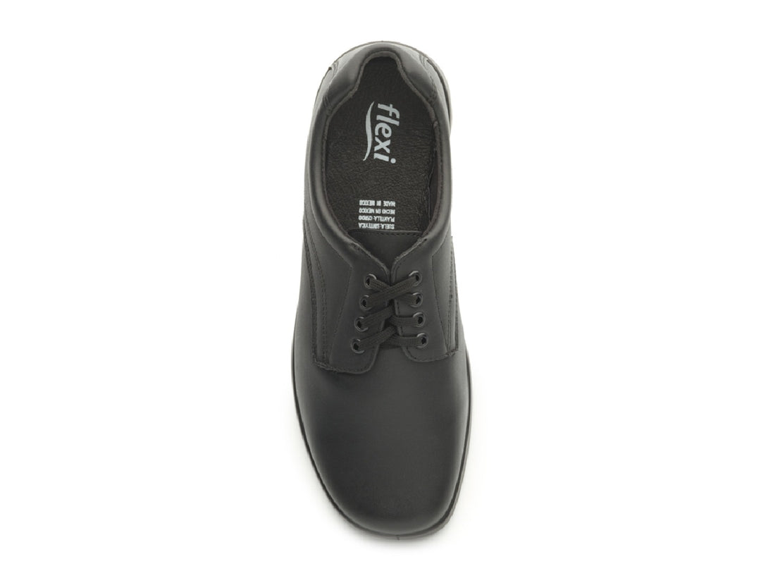 Zapato plano de cuero color negro con cordones para mujer.