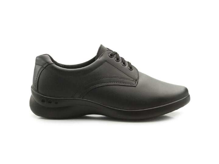 Zapato plano de cuero color negro con cordones para mujer.
